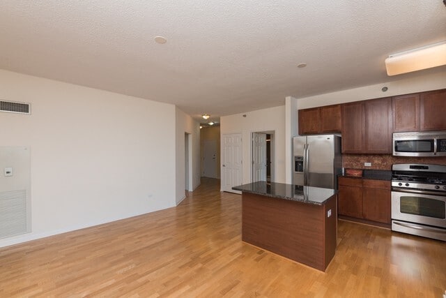 Building Photo - 1134 W Granville unit 803