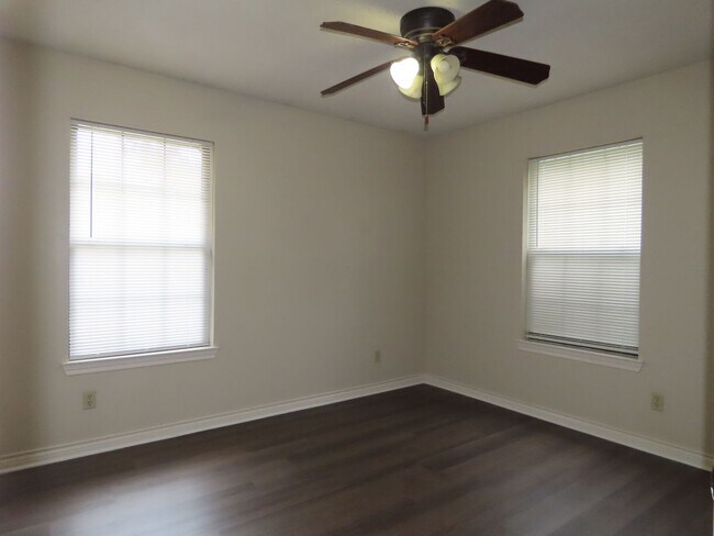 Building Photo - 808 Corey Dr