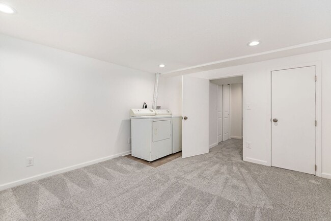 Building Photo - Spacious Duplex in Johnson County