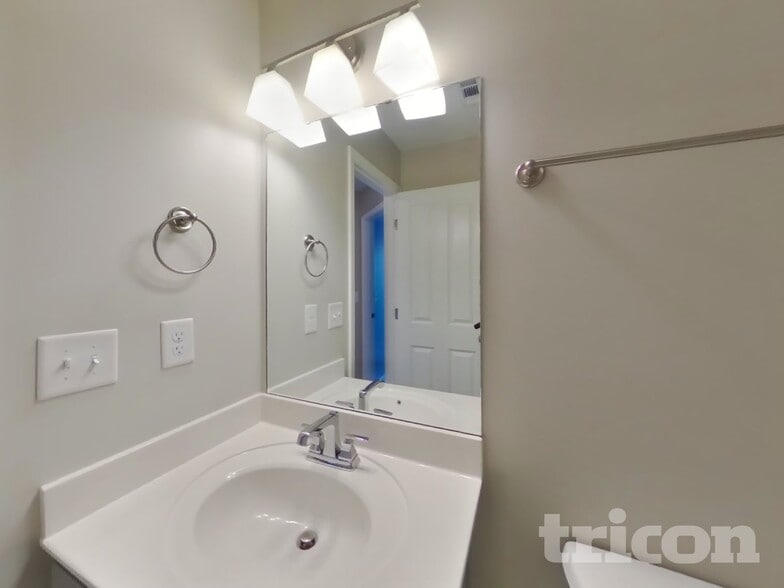 Building Photo - 704 Finse Dr