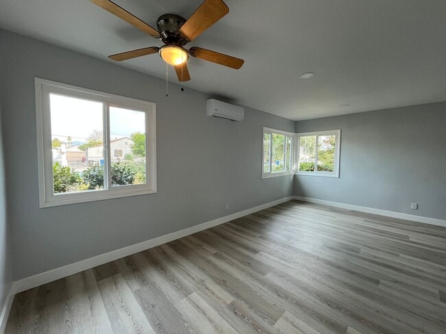 Building Photo - MOVE IN READY 2+1 in Panorama City FOR LEASE!