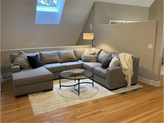 Building Photo - 6301 Bayridge Rd