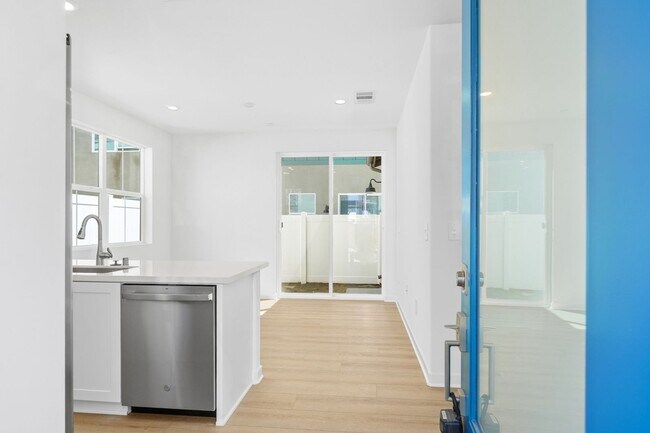 Building Photo - Modern Comfort & Style in Prime Ontario Location