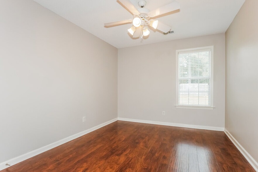 Building Photo - 7838 Alexanders Crossing Dr