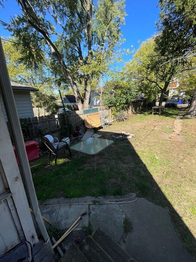 Building Photo - 3 bedroom 1 bath single family home with yard.