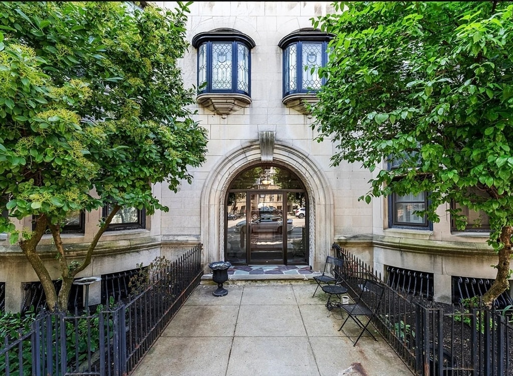 Building Photo - 857 Beacon St