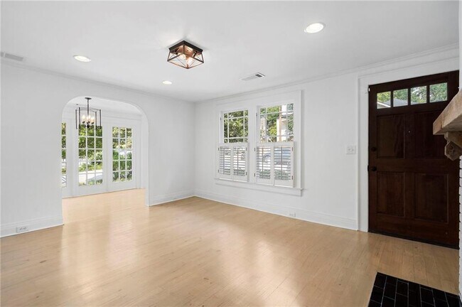 Building Photo - 2512 Brookwood Dr NE