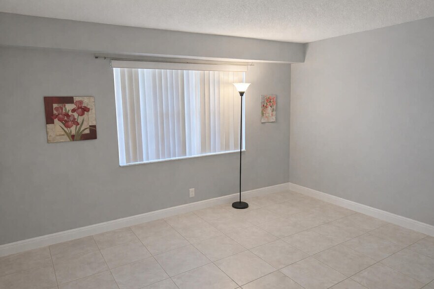 Building Photo - 3300 W Rolling Hills Cir