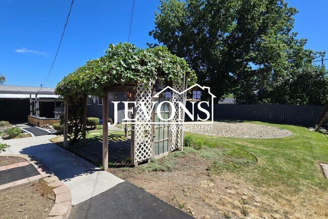 Building Photo - Energy-Efficient 3BR/2BA in Yakima w/ EV Charger & Private Backyard Porch