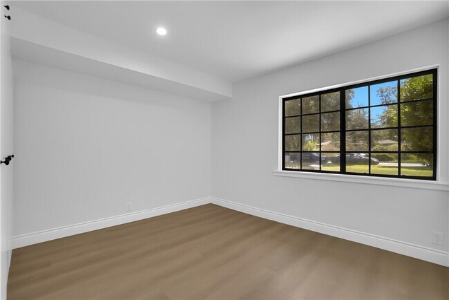 Building Photo - 325 W Le Roy Ave