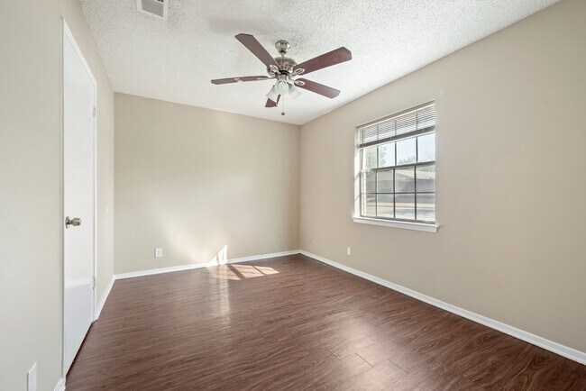 Building Photo - 3 Bedroom, 1.5 Bath Home with Spacious Layout and Large Yard