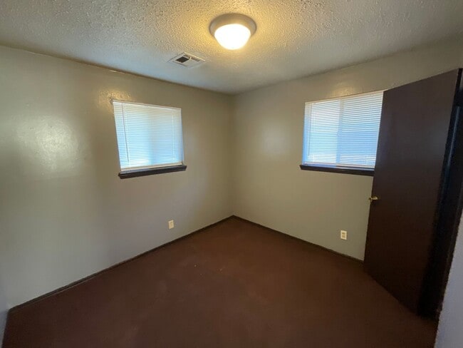 Building Photo - 3 bed, 1  bath, 1 car garage