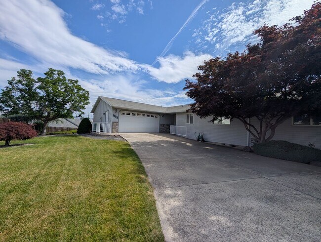 Building Photo - Gorgeous 3 Bedroom 2 Bath Condo - Deck with a View!