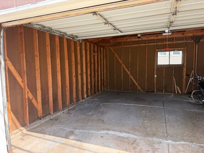 Building Photo - 2557 S 60th St