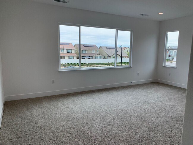 Building Photo - Large Executive home with tons of upgrades.