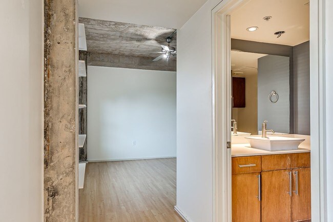 Building Photo - 1209 N Harvey Ave. 301