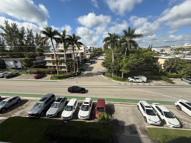 Building Photo - 9381 E Bay Harbor Dr