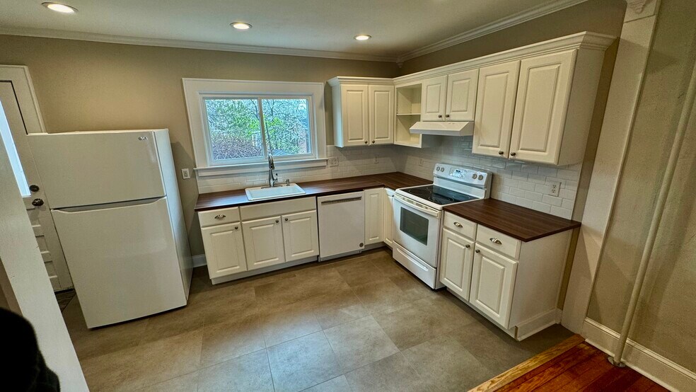 Building Photo - 612 Magnolia St