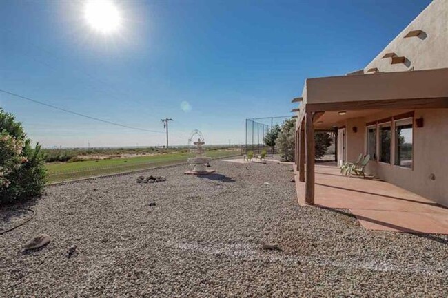 Building Photo - Charming Home On the Golf Course!