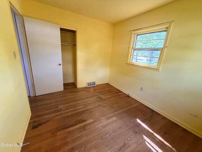 Building Photo - 5 Blue Creek Ln
