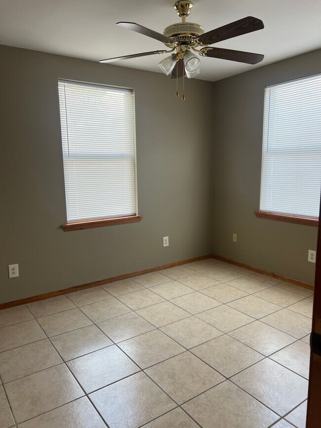 Building Photo - Eagle Duplex