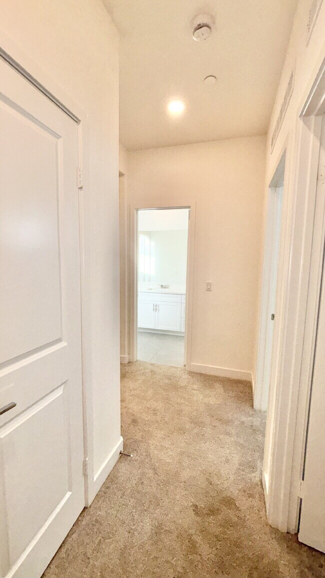 Building Photo - 4 Bedrooms Available University Park