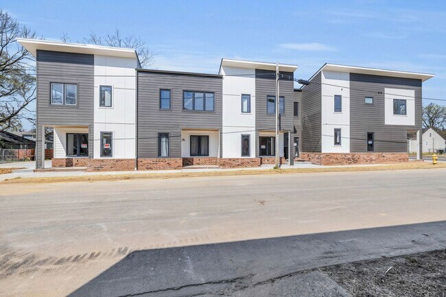 Building Photo - Modern + Classic Feel in the Heart of Downtown Chattanooga | 4 beds, 2.5 baths!