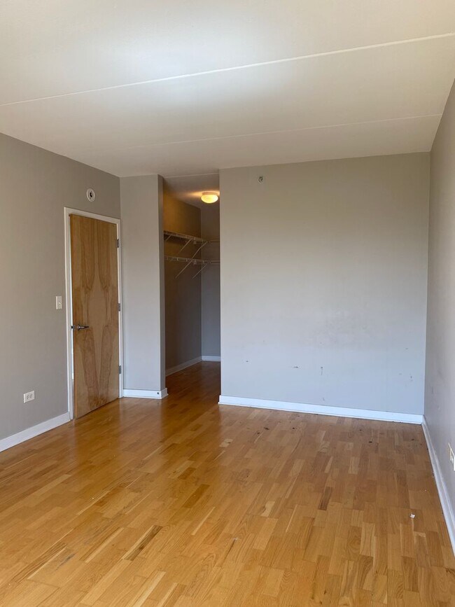 Building Photo - 1 Bed, 1 Bath Condo Near Downtown Evanston...