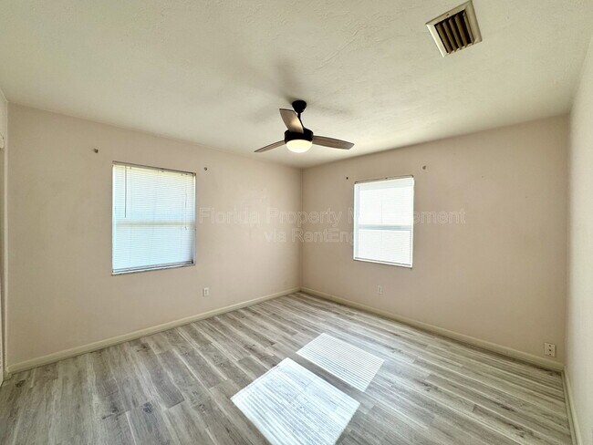 Building Photo - 1074 Gerona Ave