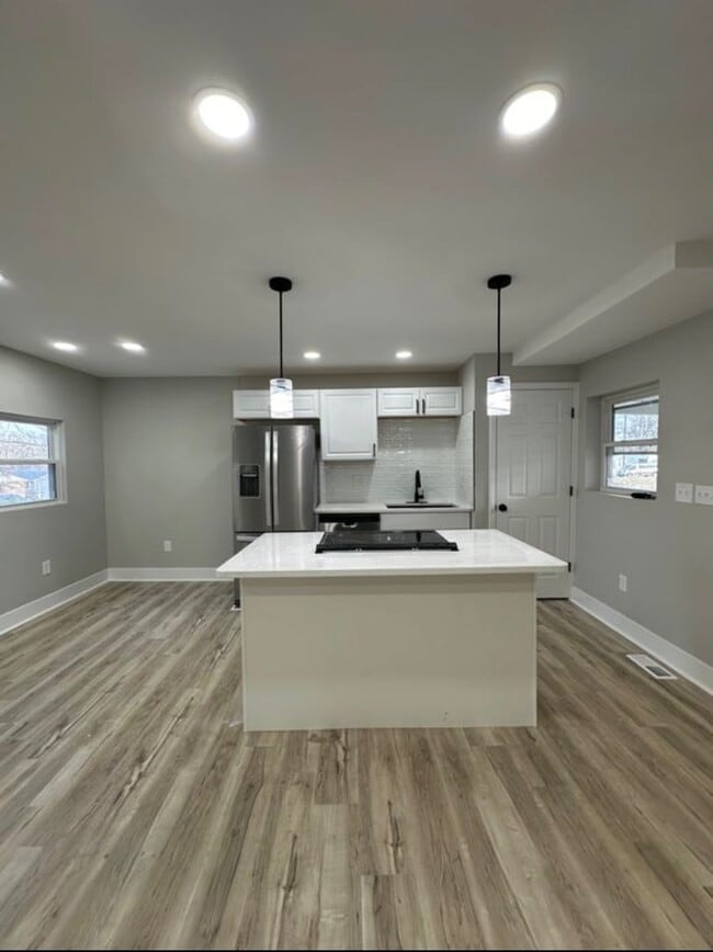 Building Photo - 2110 Mckinley Ave