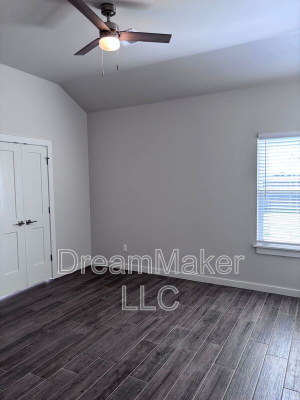 Building Photo - 900 Apple Blossom Wy