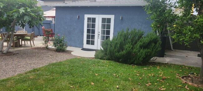 Private and very quiet - 4074 Tivoli Ave