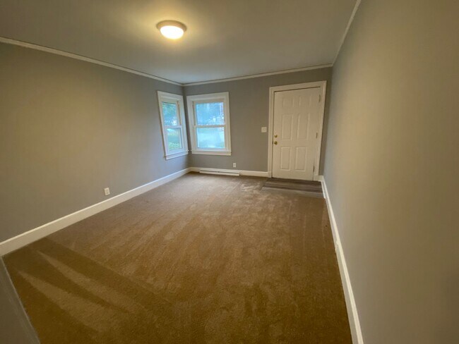 Building Photo - 3 Bedroom 1 bath in Burlington, COMING SOON!