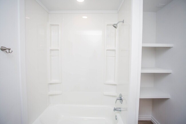 Building Photo - Fully Renovated 3/2/2!