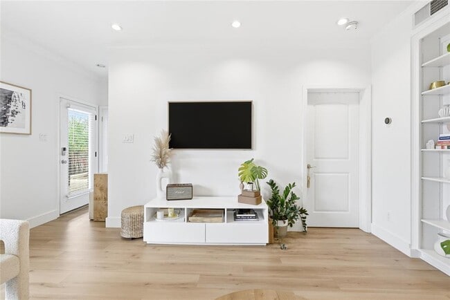 Building Photo - 1501 Barton Springs Rd