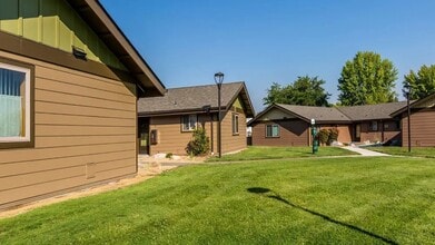 Building Photo - 220 Holiday Ln