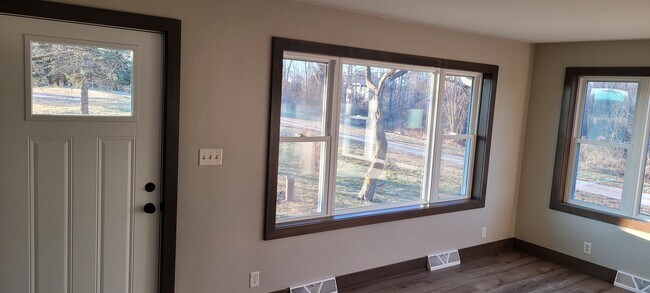 Building Photo - 9333 Skyline Dr