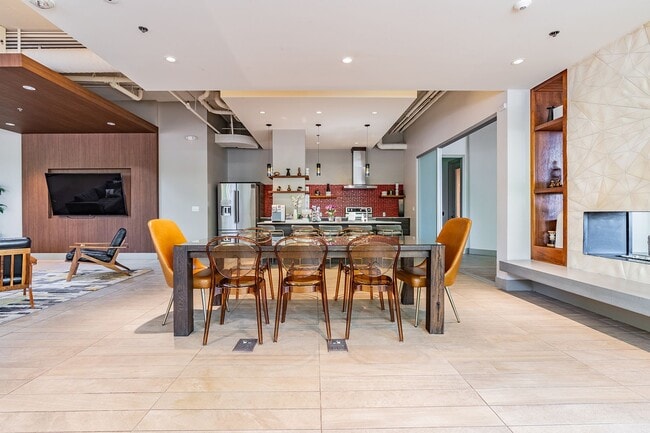 Building Photo - Huge Central Area Studio with PARKING and ...
