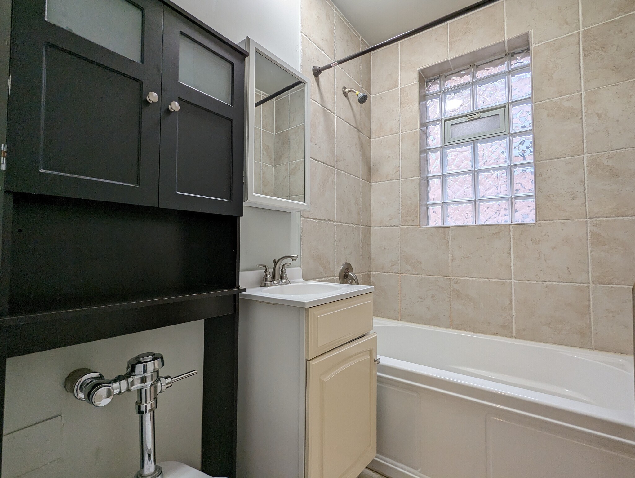 Building Photo - 546 W Surf St