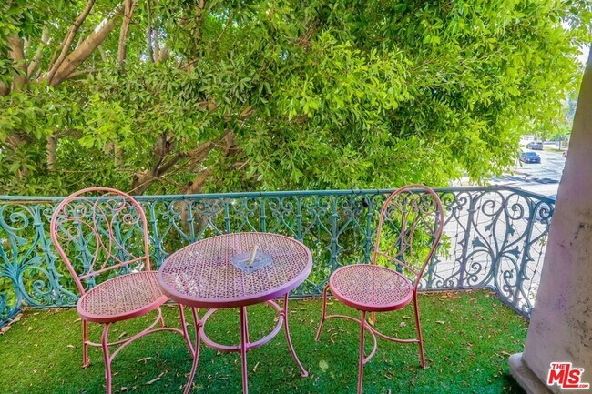 Building Photo - 642 S Bronson Ave