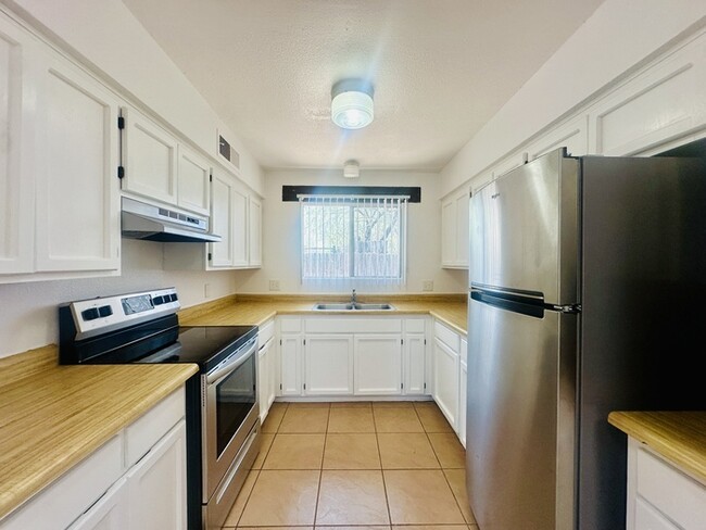 Building Photo - Spacious Townhome Style Home with Large Ya...