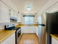 Building Photo - Spacious Townhome Style Home with Large Ya...