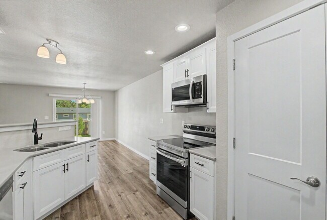 Building Photo - 3 bedroom - Date St