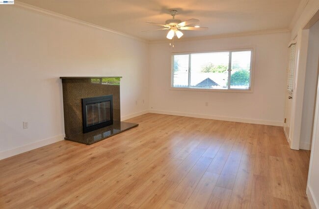Building Photo - 9127 Tangerine St