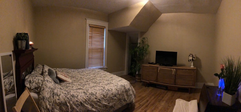 Bedroom - 2119 E Bradford Ave