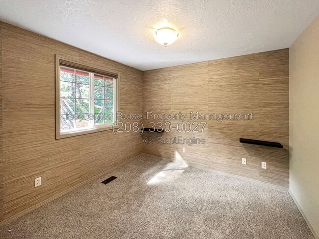 Building Photo - 5000 S Deselm Way