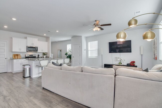 Building Photo - 4 Bedroom 3 Bathroom Two Story Home