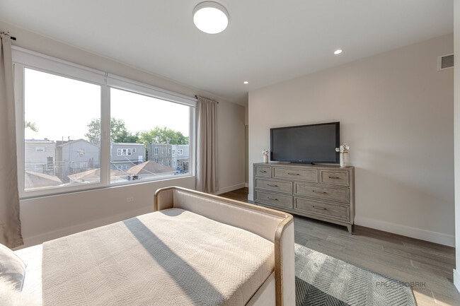 Building Photo - 1304 N Lawndale Ave