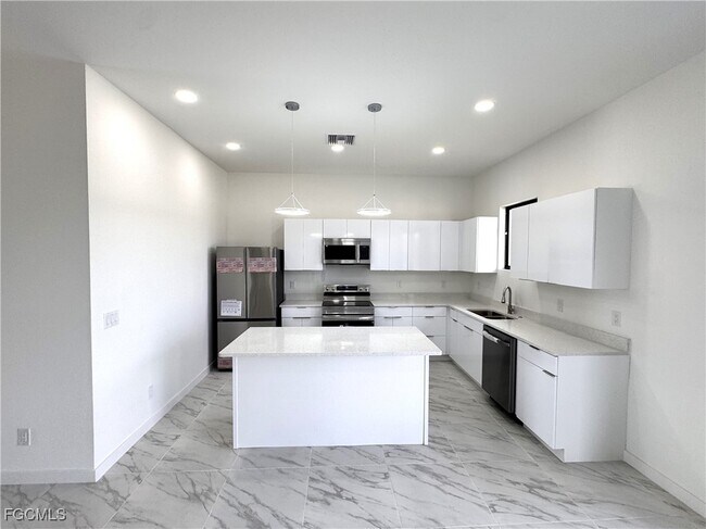 Building Photo - 1247 Kismet Pkwy W