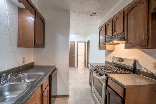 Building Photo - 2 Bed | 1 Bath | Tulsa